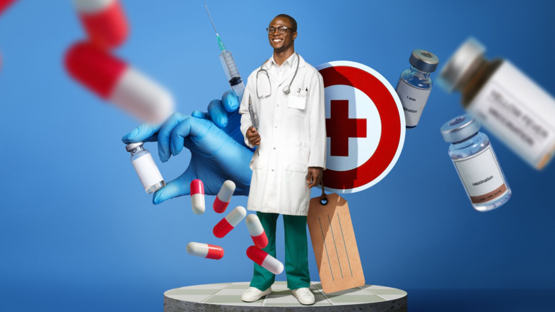 Pharmacien souriant debout sur une plateforme, entouré de gélules, flacons de médicaments, seringue et symbole médical, illustrant le suivi des formations en pharmacie.